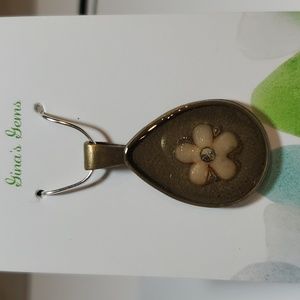 necklace handcrafted with resin daisy